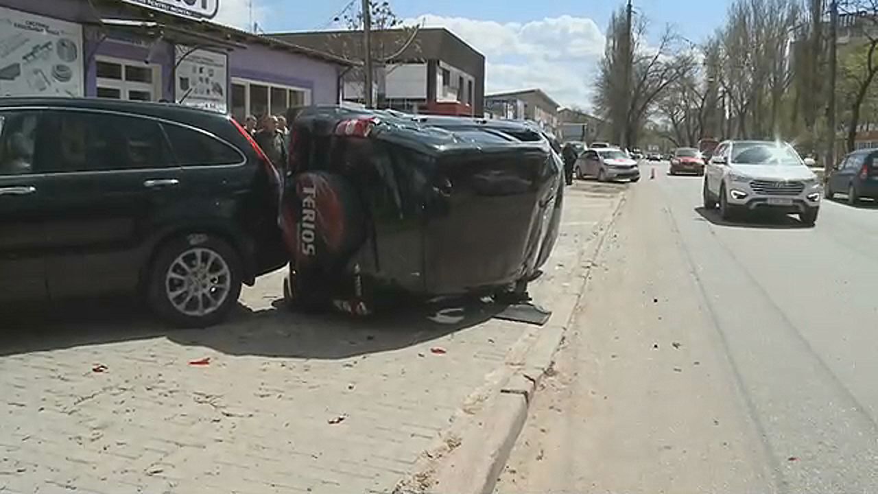 Lovitura a fost atât de puternică, încât al doilea automobil s-a răsturnat, accidentând o Honda. Foto: canal3.md