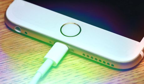 Când vorbim despre încărcarea telefoanelor, există o serie de reguli de care trebuie să ţii cont. Foto: playtech.ro