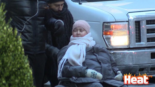 Гражданский супруг больной раком певицы был вынужден оставить ее в Нью-Йорке, где она проходит курс лечения.