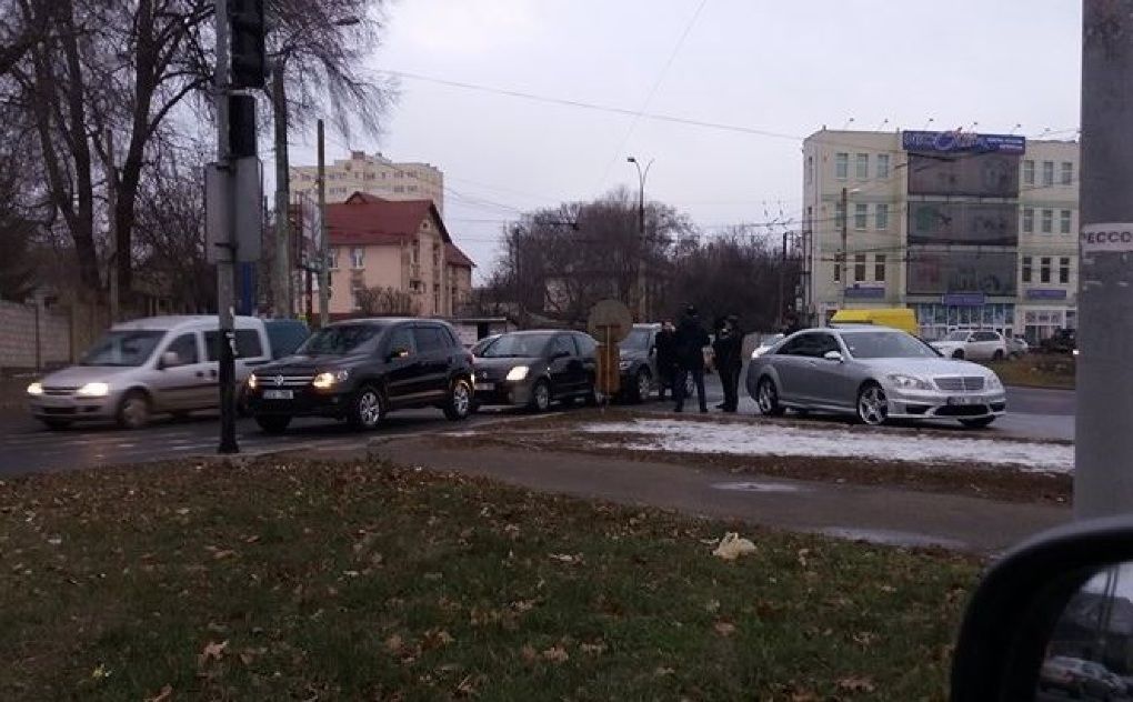 Accidentul a avut loc în apropiere de sensul giratoriu de la Poșta Veche din capitală. 
