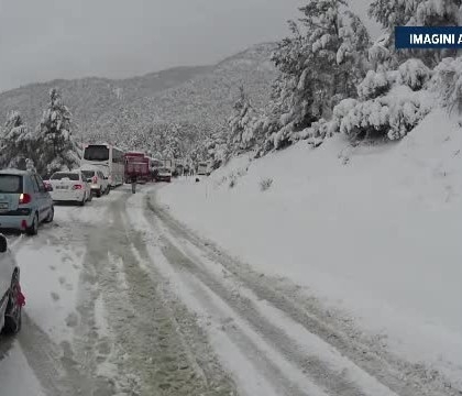 Sute de masini au ramas inzapezite acolo unde, teoretic, NU ninge niciodata.