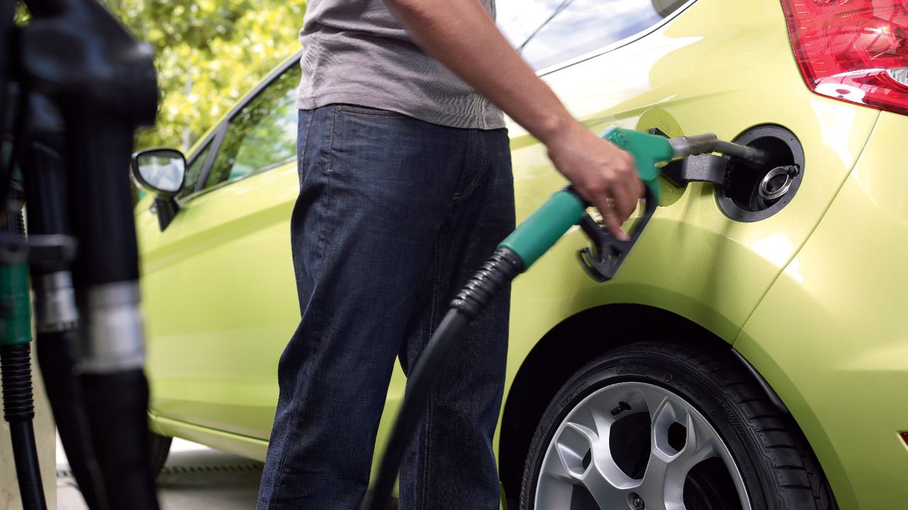 Veste bună pentru şoferi. Încă două companii petrolieri din ţară au afişat astăzi preţuri mai mici la carburanţi.