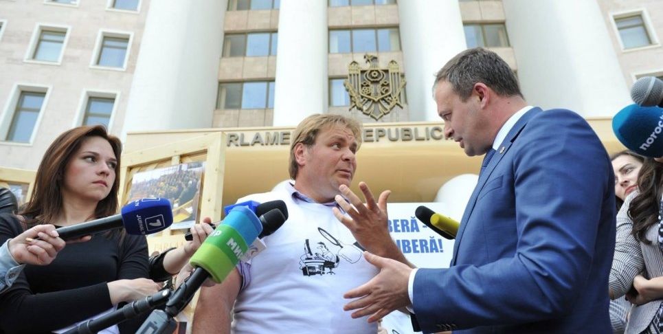 Канду и протестующие журналисты поспорили о свободе СМИ.