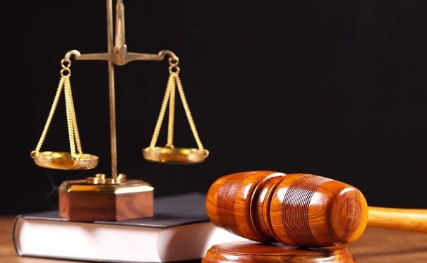 În instanță din cauza unui iaurt. Judecătorii i-au acordat despăgubiri