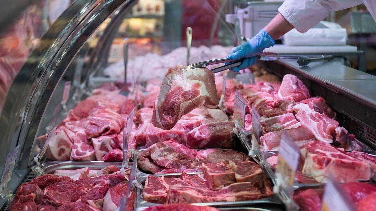 Controale de amploare în piețele din țară: Zeci de vânzători de carne de porc, amendați.