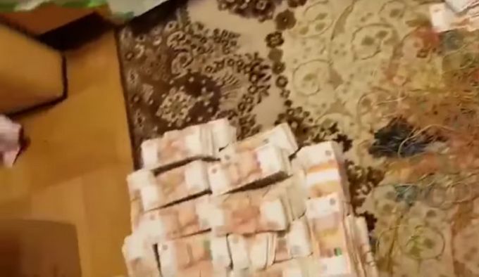 O contabilă din Rusia dormea pe o saltea făcută din bani. Foto: protv.md