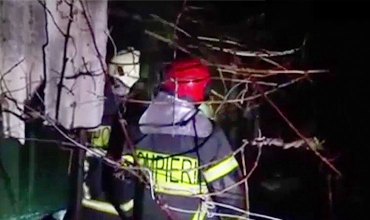  Обгоревшее тело женщины обнаружили пожарные. 