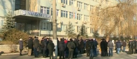 На Кишиневском стекольном заводе трудится примерно 500 человек. 