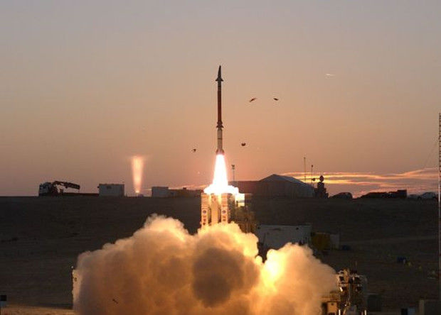 Разработка комплекса ведется с участием американских компаний Boeing и Raytheon с 2008 года.