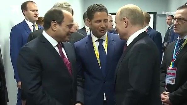 Путин и Сиси померились галстуками на форуме в Сочи.