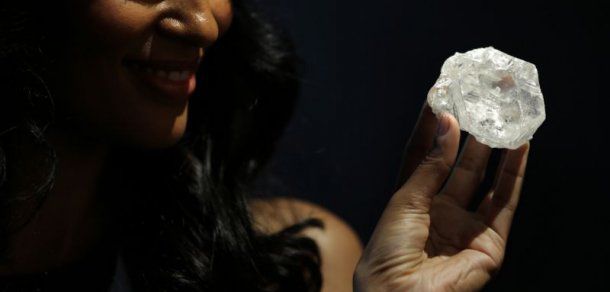 Cel mai mare diamant brut din lume, evaluat la peste 70 de milioane de dolari, va fi scos la licitație în 29 iunie la Londra.  Foto: yimg.com
