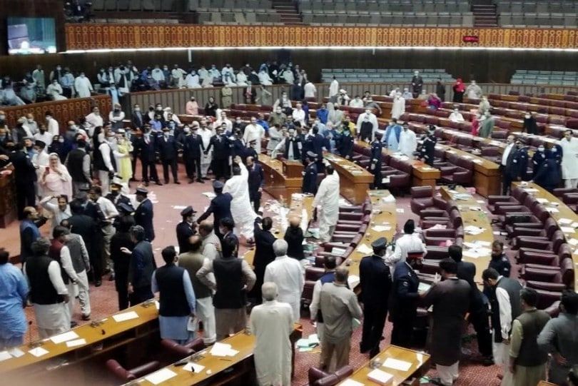 Депутаты устроили потасовку в парламенте Пакистана.