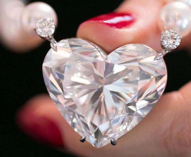 Cel mai mare diamant în formă de inimă, scos la licitație la Geneva.