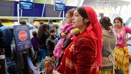 Около 90% процентов всех краж кредитных карточек в Европе совершают румынские и болгарские банды карманников. Фото: russian.rt.com
