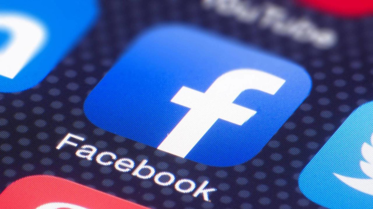 Facebook ограничит распространение политического контента.