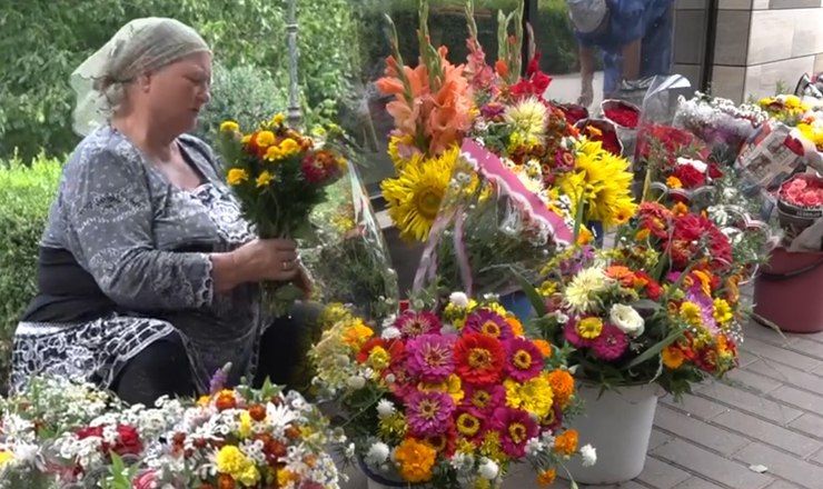 Из-за низкой пенсии пожилые бабушки в Бельцах вынуждены продавать цветы на городских остановках.