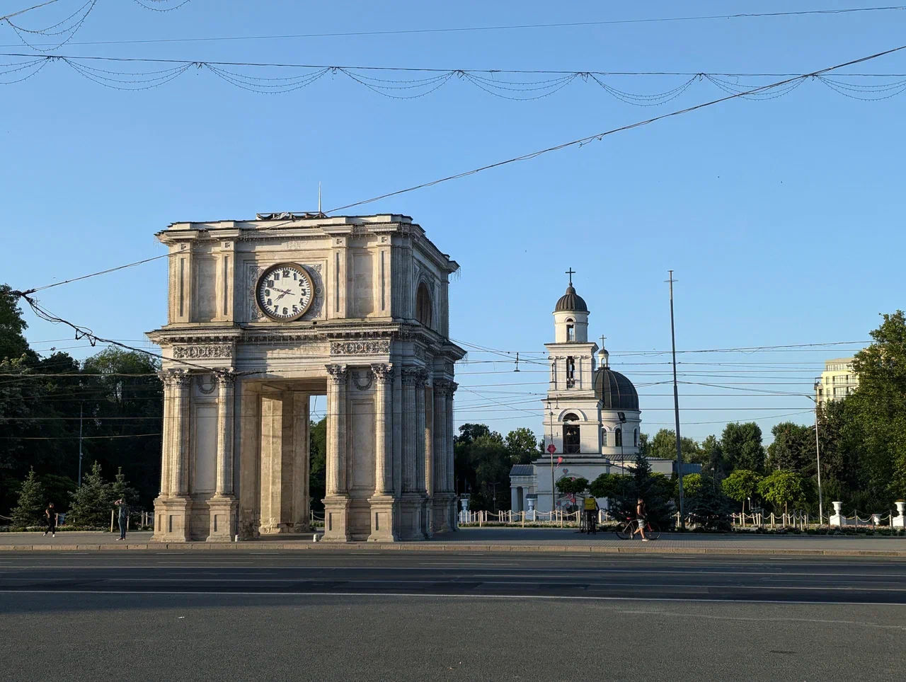 Traficul rutier în Piața Marii Adunări Naționale din Chișinău, suspendat parțial.