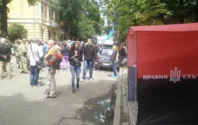 Правый сектор продолжает митинг возле Администрации президента.