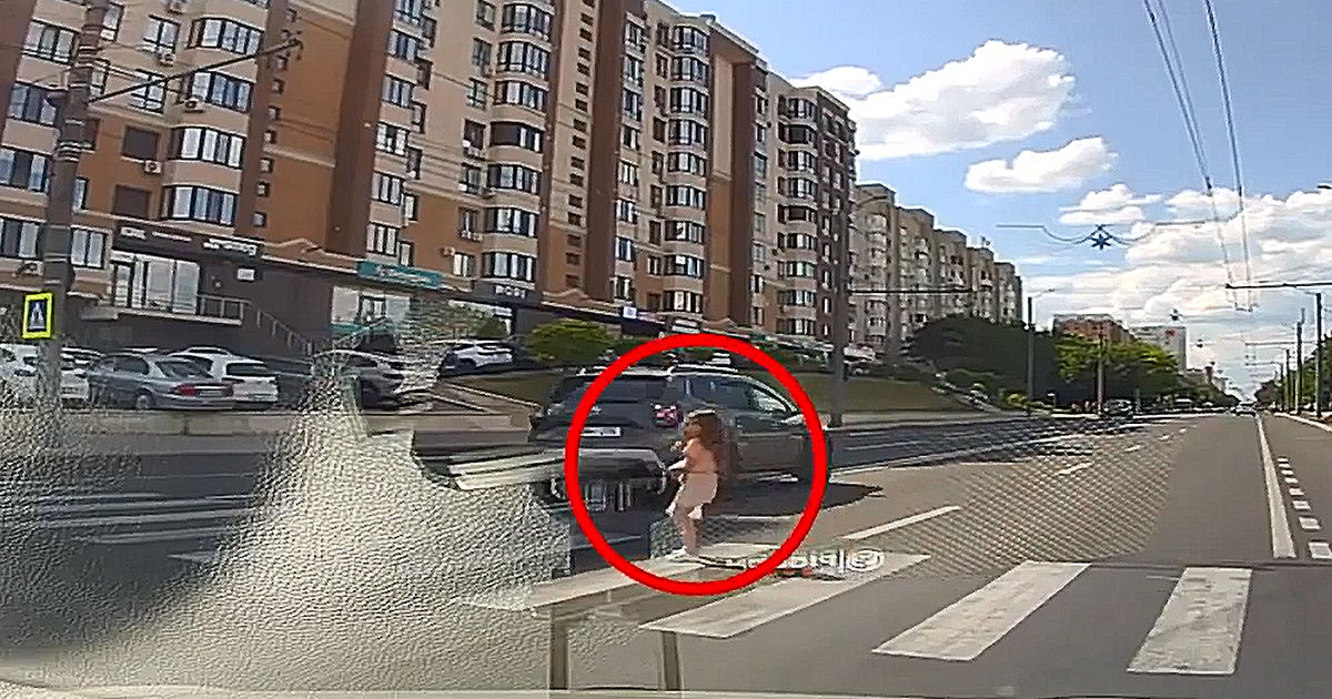 В Кишинёве автомобиль на скорости едва не сбил девочку на "зебре".