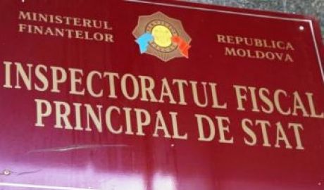 Zeci de oameni au stat la coadă la Inspectoratele Fiscale Teritoriale. Foto: poliexpert.md