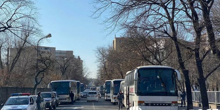 К зданию парламента в Ереване прибыла колонна автобусов полиции.