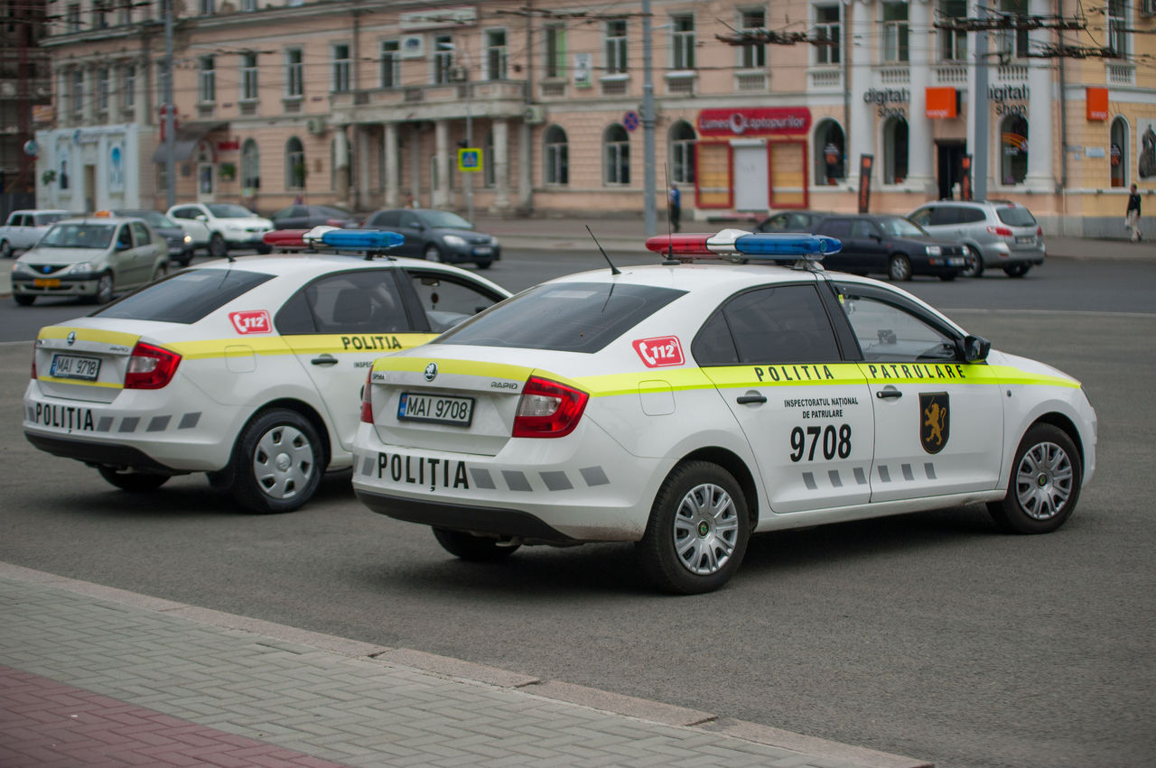 Полиция призывает участников протеста вести себя мирно и не применять насилие. 