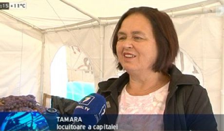 Femeia i-a îndemnat pe manifestanţi să nu renunţe la acţiunea de protest şi să continue lupta pentru un viitor mai bun.
