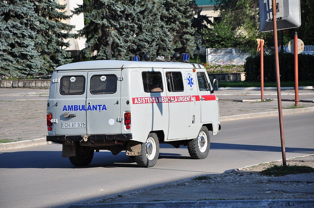 O copilă de doar trei ani, care suferea de meningită, a murit acum o lună, în ambulanţă, în timp ce era transportată din satul Cărpineni. Foto: panoramio.com