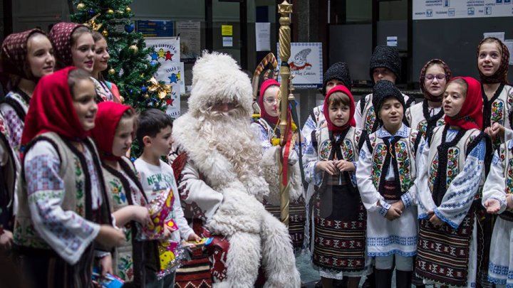 Micuţii din toată ţara, îndemnaţi să-i trimită scrisori lui Moş Crăciun