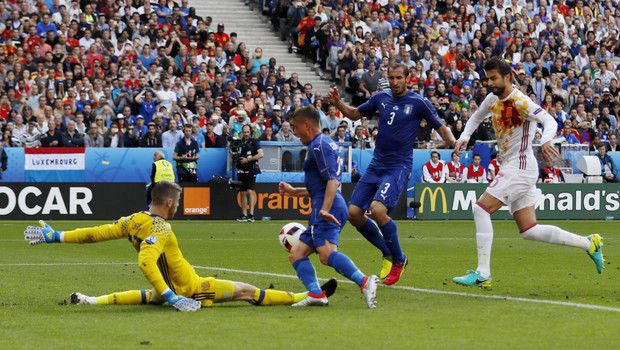 Сборная Италии победила Испанию со счетом 2:0.