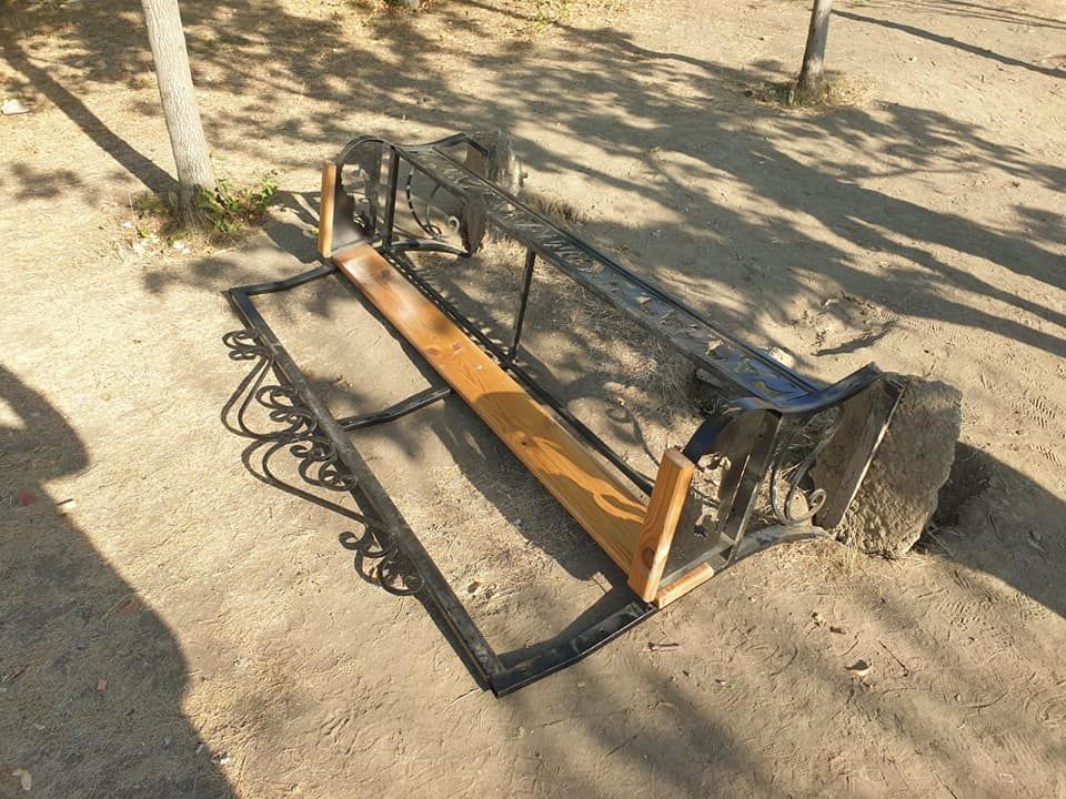 В Комрате в зоне отдыха вандалы сломали скамейки.