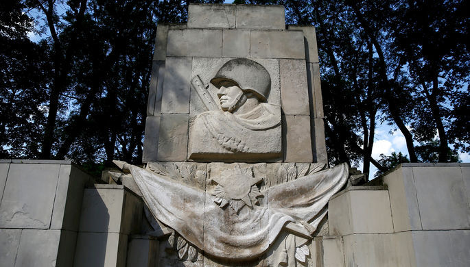 В Литве демонтировали памятник советскому воину.