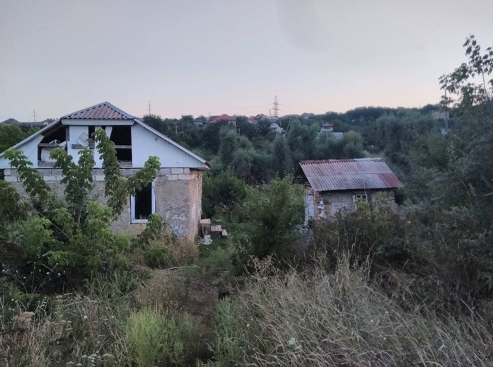 După 26 ani de independență, Moldova nu scapă de contraste. Exemplul bogaților și săracilor din valea Schinoasei. Foto: CrimeMoldova