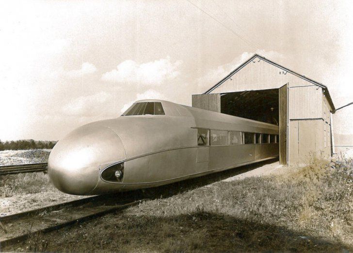 Trenul Schienenzeppelin, "Zeppelinul pe sine". 