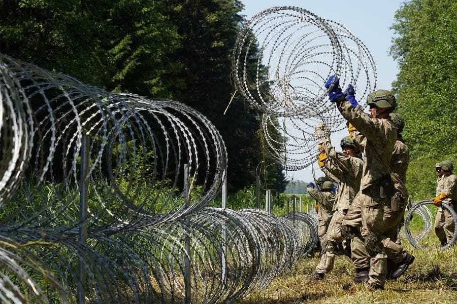 В Минске заявили, что Польша привезла мигрантов к белорусской границе.