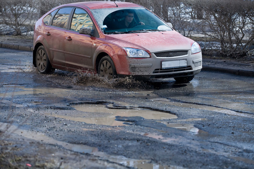 Asfaltarea strazilor va incepe cand va aparea soarele, dar si banii.