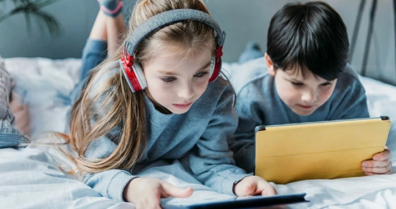 Psiholog: Timpul petrecut în fața gadgeturilor are un efect negativ asupra dezvoltării limbajului la copii.