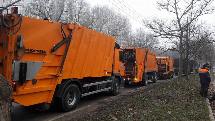 La Bălți a început marea curățenie. Muncitorii, în proces de lucru