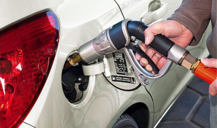 Analizând tarifele afişate de cinci cele mai mari companii petroliere din ţară, am constatat că preţul a crescut cu aproximativ 23-27 de bani, în mediu fiind între 10.58 şi 10.62 lei.