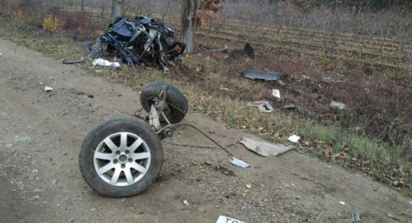 В Окницком районе Volkswagen врезался в дерево, погиб пассажир.