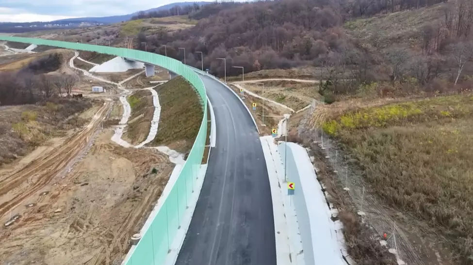 O companie chineză a construit timp de cinci ani cinci kilometri de drum în România.