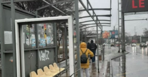 В Кишиневе разрушены многие остановки.