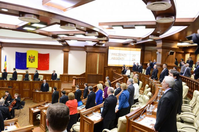 Сегодня в 15.00 состоится заседание парламента, вместо намеченного на пятницу.