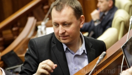 Также Петренко отметил, что Плахотнюк использует фракцию ПКРМ, чтобы шантажировать Филата.