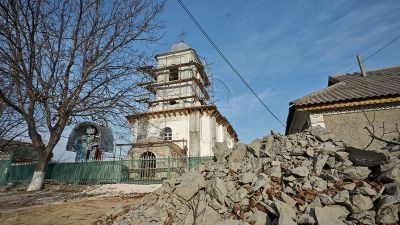 Sătenii îl apără pe paroh şi spun că biserica avea nevoie urgentă de reparaţii. Foto: publika.md