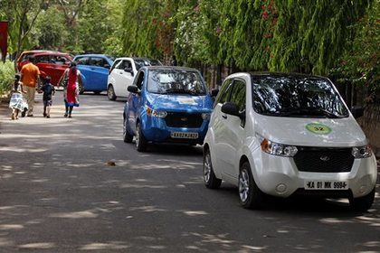 Демонстрация владельцев электромобилей Mahindra Rev в Бангалоре. Фото: Aijaz Rahi / Associated Press