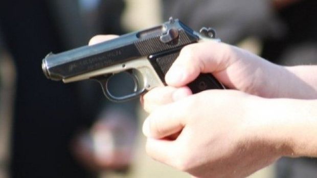 Ameninţat cu arma în plină stradă de către un necunoscut cherchelit. Foto simbol: romaniatv.net