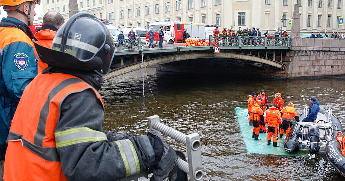 Число погибших при падении автобуса в реку в Петербурге выросло до семи.