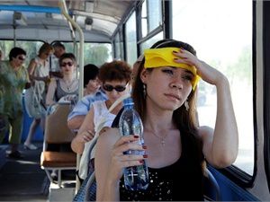 Люди с трудом переносят жару.