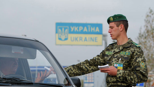 Пограничники передали автомобиль и водителя сотрудникам Национальной полиции.